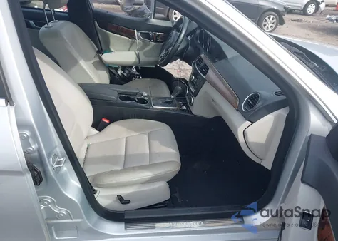 2013 Mercedes-Benz C 250 Sport z USA, uszkodzony, nr VIN WDDGF4HB6DR246391